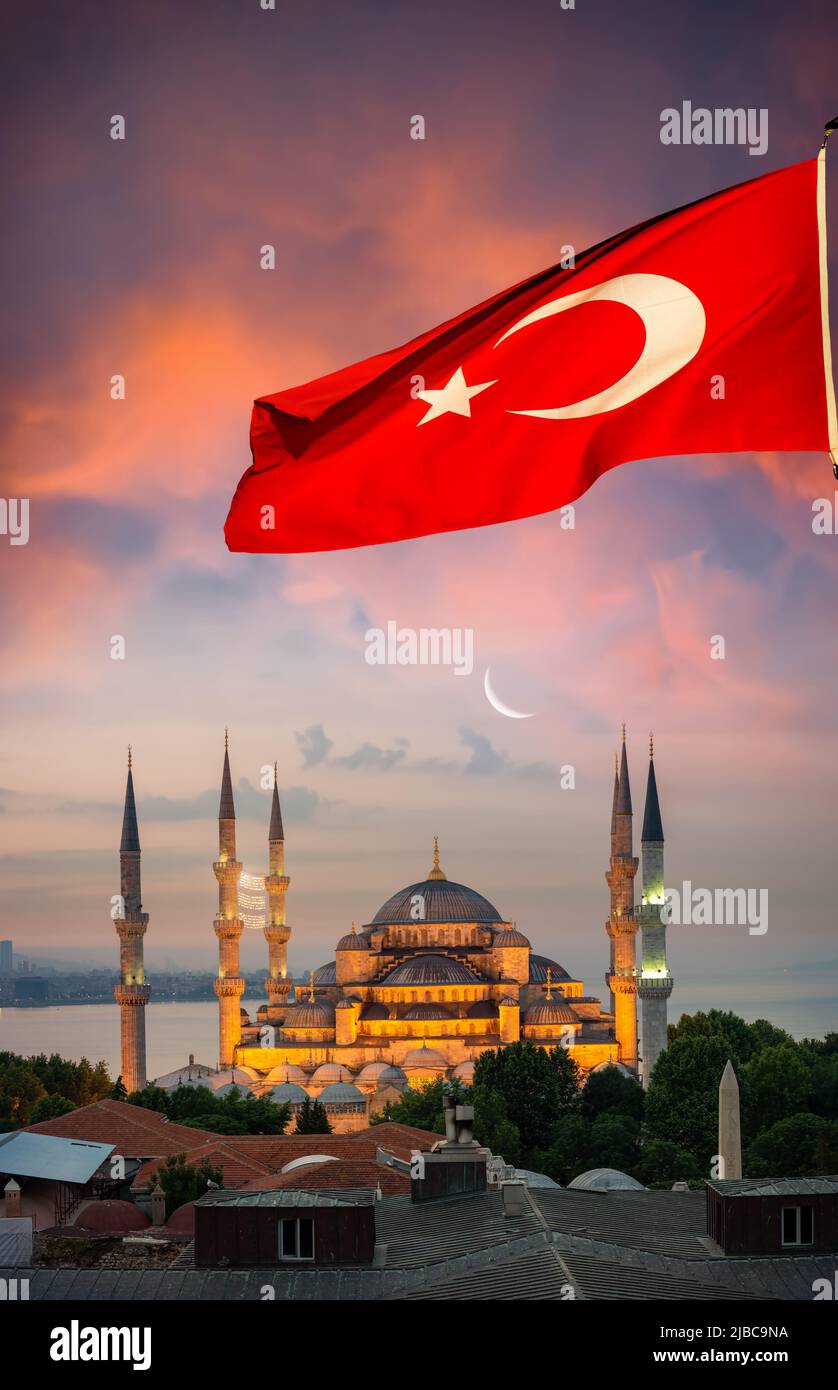 Ilumina la Mezquita Azul de Turquía durante el período de Ramadán, Estambul Foto de stock