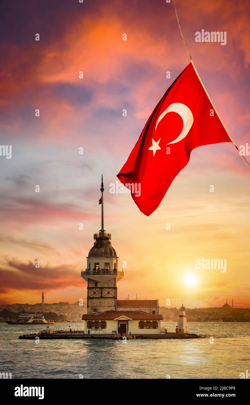 Bandera turca sobre la torre de la doncella en Estambul Foto de stock
