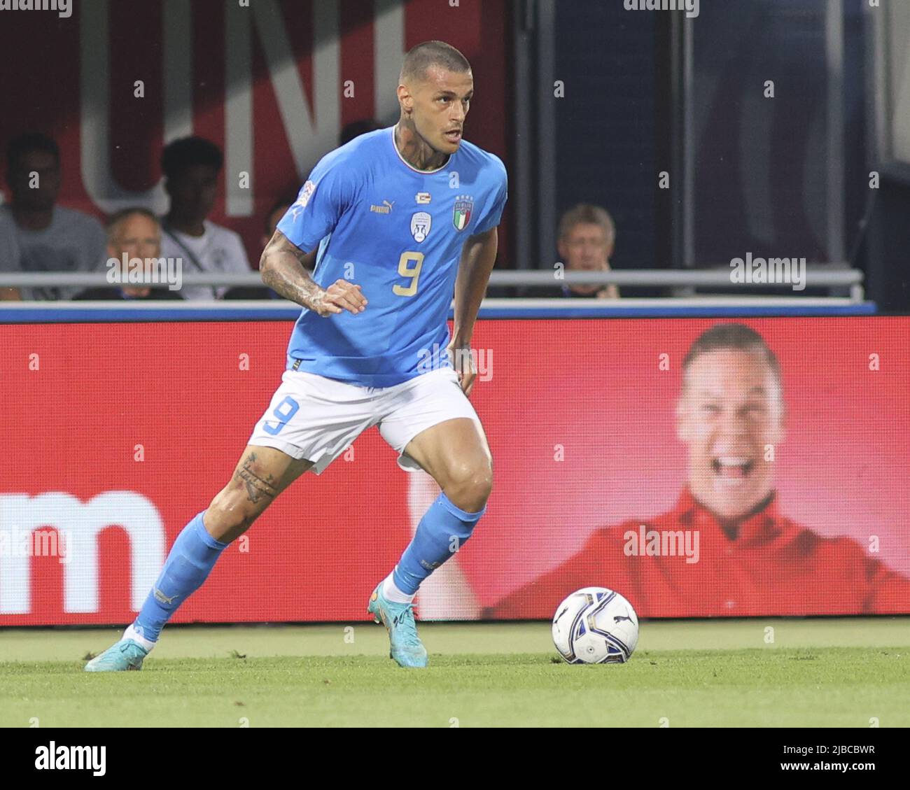 Gianluca Scamacca de Italia juega el balón durante Italia contra Alemania,  1° día de la Liga de las Naciones 3 2022-23, partido en el estadio Renzo  Dall'Ara en Bolonia, Italia, el 04