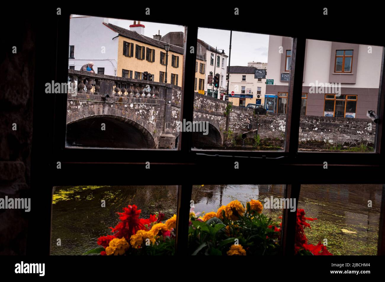 Mirando desde el Gate House Cafe a lo largo del río Boyle hasta el