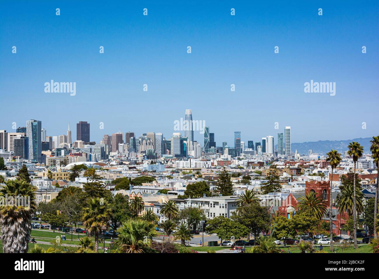 Vista del horizonte del centro de San Francisco desde Dolores Park, California Foto de stock
