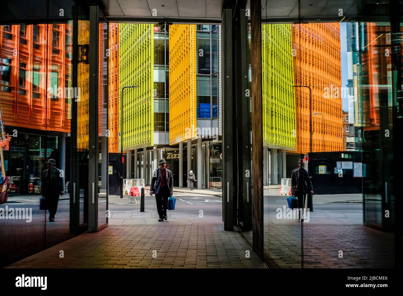 Reflexiones de la arquitectura del centro de Saint Giles diseñado por el arquitecto italiano Renzo Piano completado en 2010, en el centro de Londres, Reino Unido. Foto de stock