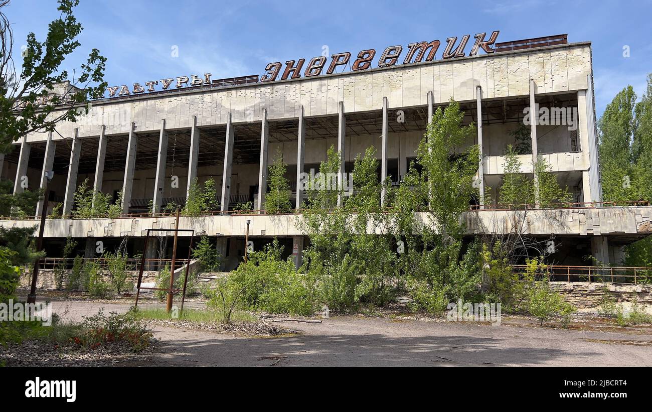 La Casa Cultural Energetik en la ciudad abandonada de Pripyat, Ucrania, cerca de la central nuclear de Chernobyl, donde el reactor Nº 4 explotó el 26 de abril de 198 Foto de stock