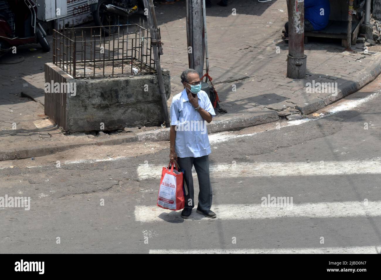 5 de junio de 2022, Calcuta, Bengala Occidental, India: Una persona está  parada en el medio de la carretera durante el Momento Cero Sombra (11:34 am  IST) en el día Cero Sombra