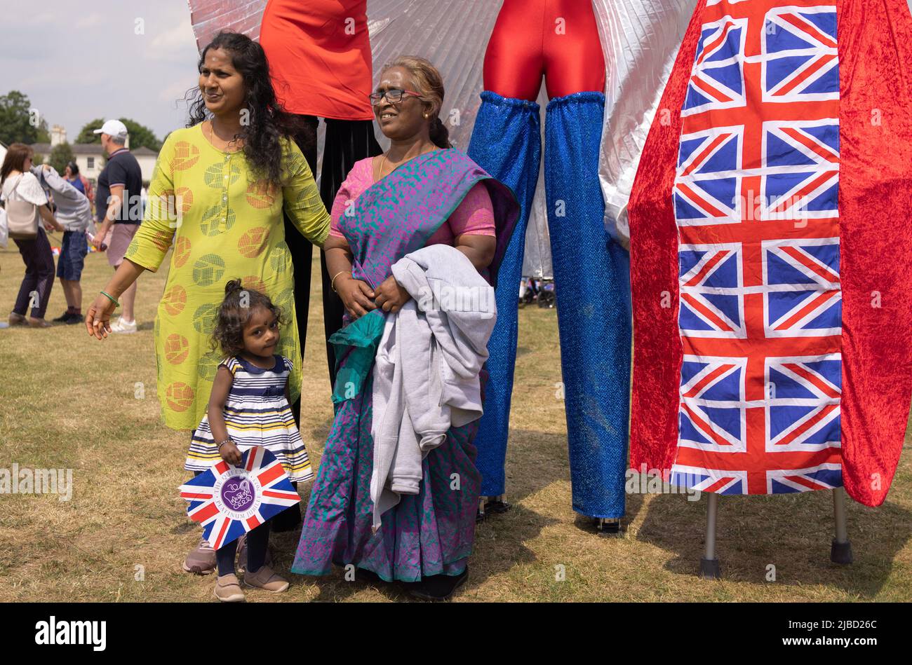 Multicultural Britain; una familia multigeneracional de tres mujeres británicas asiáticas incluyendo un niño, con Union Jacks en el Jubileo de Platino, Suffolk Reino Unido Foto de stock
