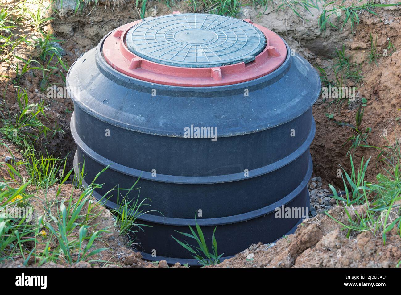 Instalación de un tanque subterráneo para el sistema de alcantarillado  Fotografía de stock - Alamy