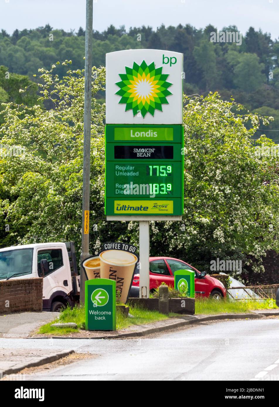 BP petróleo Los precios suben en Biggar, Escocia, Reino Unido Foto de stock