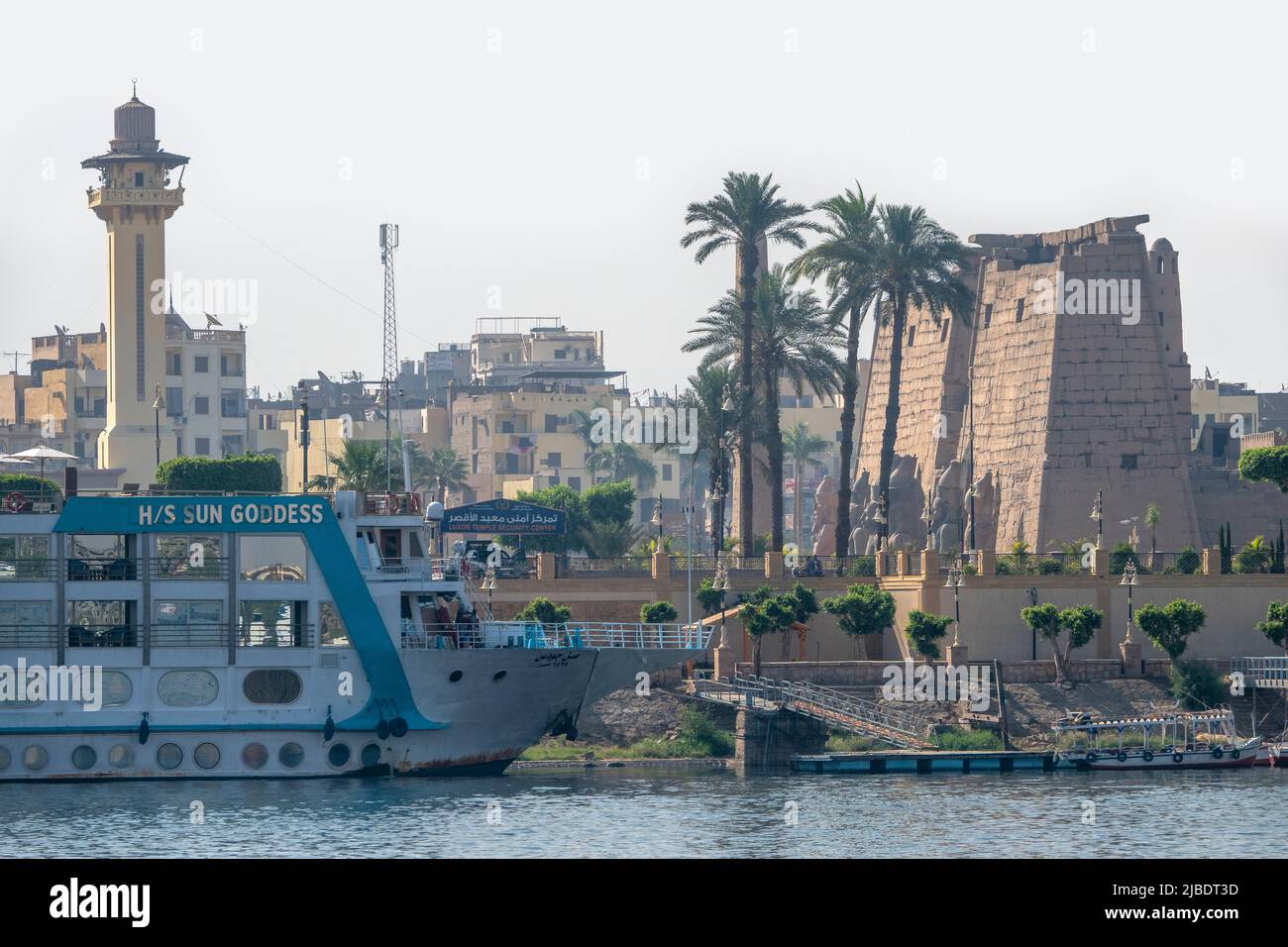 Vista del Templo de Luxor, y la Corniche de Luxor, tomada del Río Nilo Foto de stock