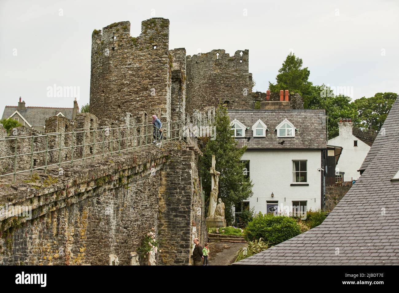 Conwy, North Wales Las murallas de Conwy son una defensa medieval de estructura defensiva junto al Castillo de Conwy Foto de stock