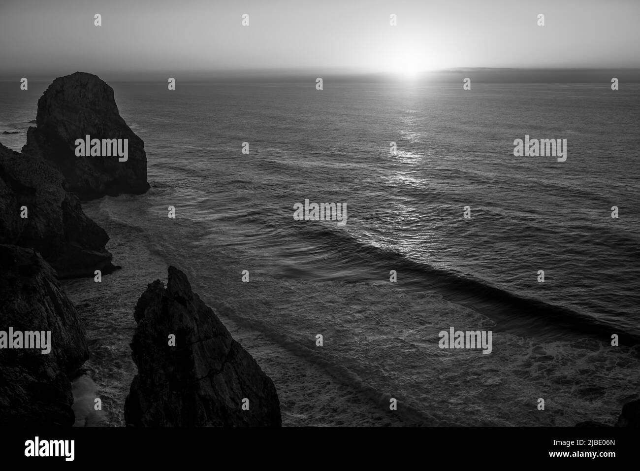 Rocas en la costa atlántica de Portugal. Foto en blanco y negro. Foto de stock