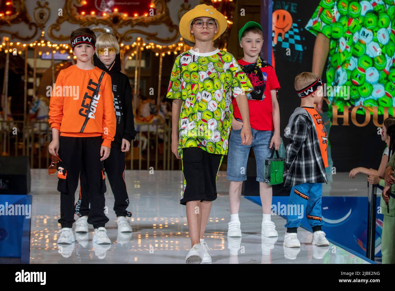 Childrens fashion show e imágenes de alta resolución - Alamy