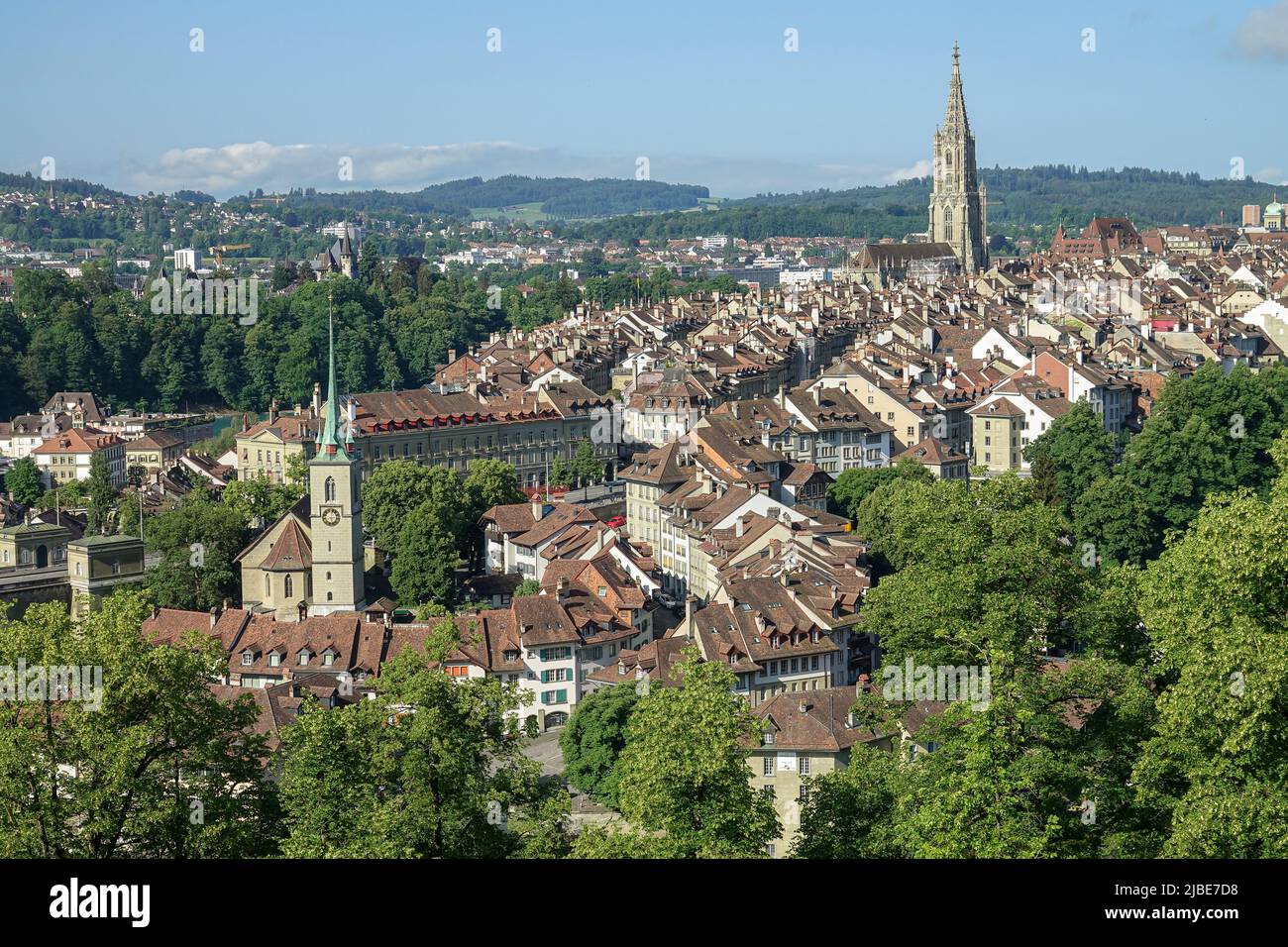 Vista panorámica del casco antiguo de Berna desde arriba en el jardín de rosas Foto de stock