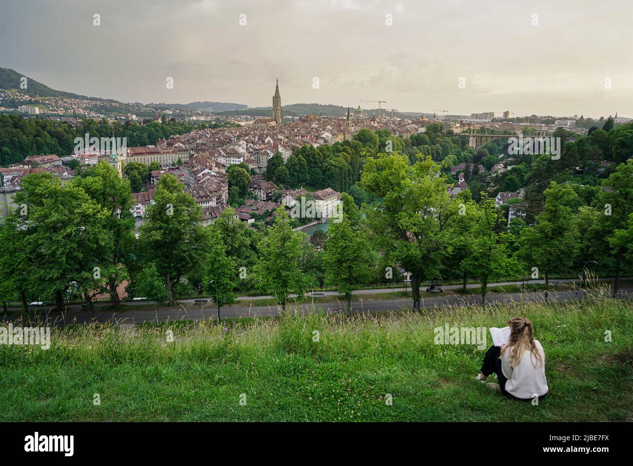 La gente admira la espléndida vista panorámica de la ciudad vieja de Berna desde arriba. Berna, Suiza - Junio 2022 Foto de stock