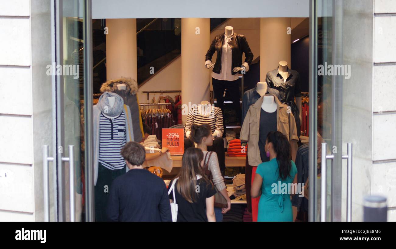Nido Cabaña Destino Tiendas de ropa para jóvenes Fotografía de stock - Alamy
