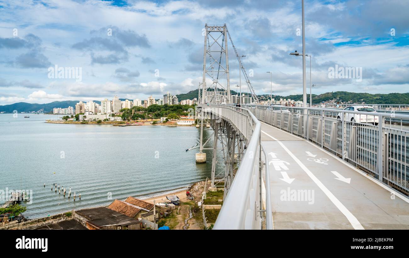 Puente Hercilio Luz que conecta la Isla de Santa Catarina y Florianópolis con la parte continental de Brasil Foto de stock