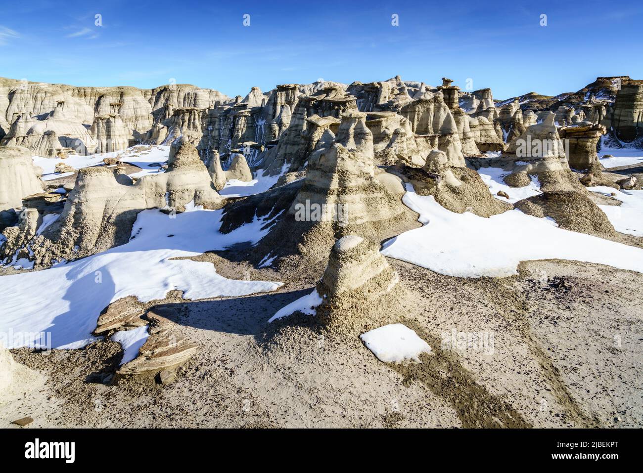 Vista panorámica de la zona de Bisti De-Na-Zin Wilderness en Nuevo México en invierno Foto de stock