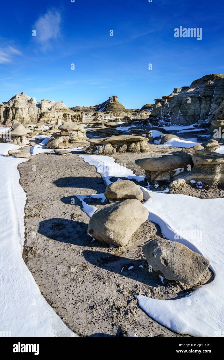 Vista panorámica de la zona de Bisti De-Na-Zin Wilderness en Nuevo México en invierno Foto de stock