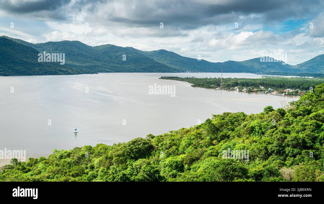 Vista panorámica de la Lagoa da Conceicao (Lago de Concepción) cerca de Florianópolis, Brasil Foto de stock