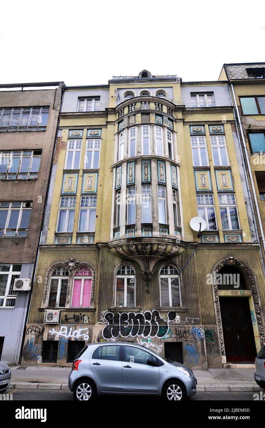 Un hermoso edificio antiguo construido en estilo art nouveau en Sarajevo, Bosnia y Herzegovina. Foto de stock