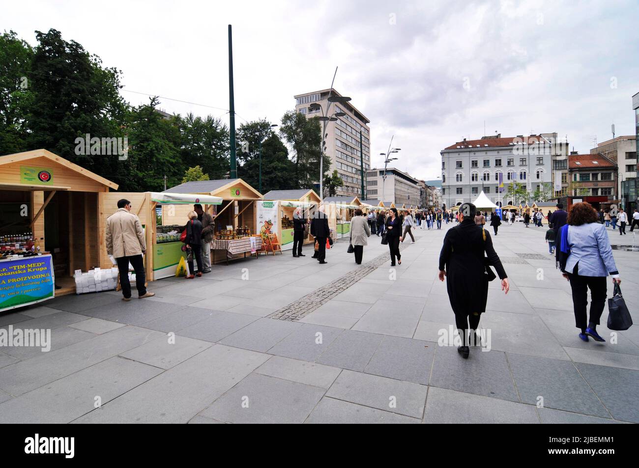 La vibrante plaza junto al centro BBI en Sarajevo, Bosnia y Herzegovina. Foto de stock