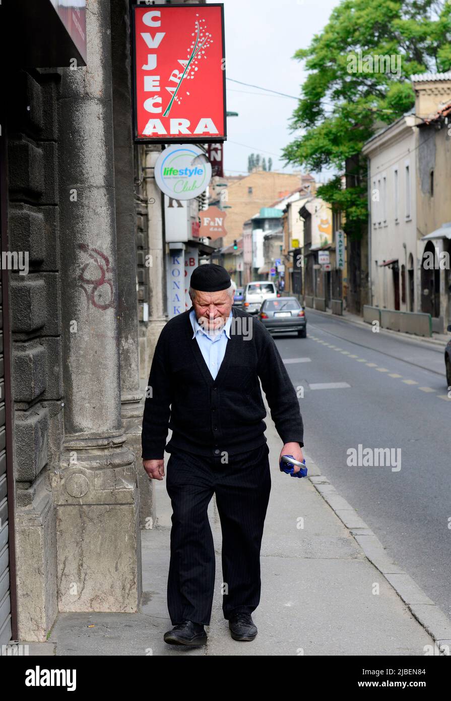 Un bosnio caminando por Mula Mustafe Bašeskije , Sarajevo , Bosnia y Herzegovina Foto de stock