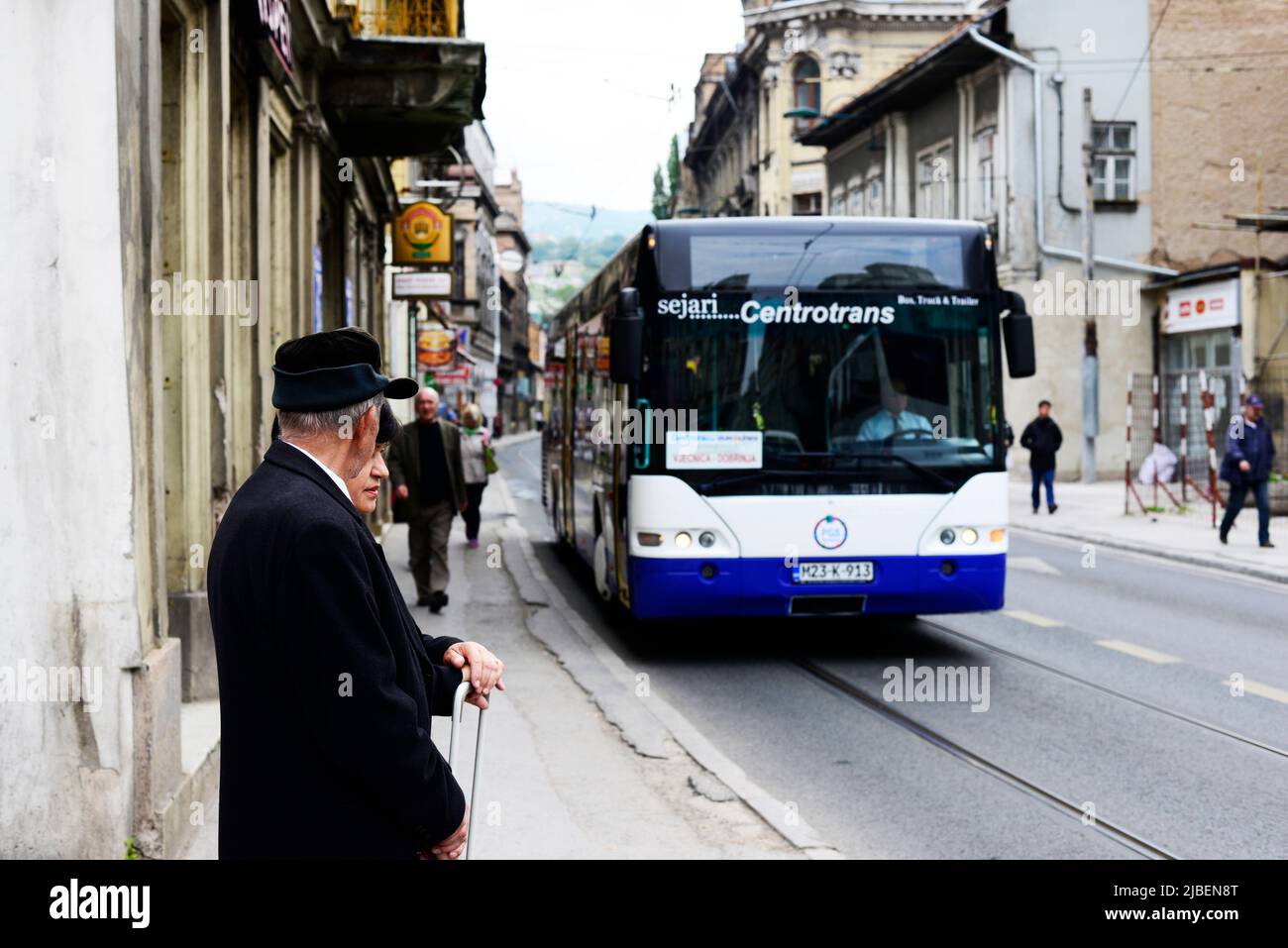 Un autobús público en el centro de Sarajevo, Bosnia y Herzegovina. Foto de stock