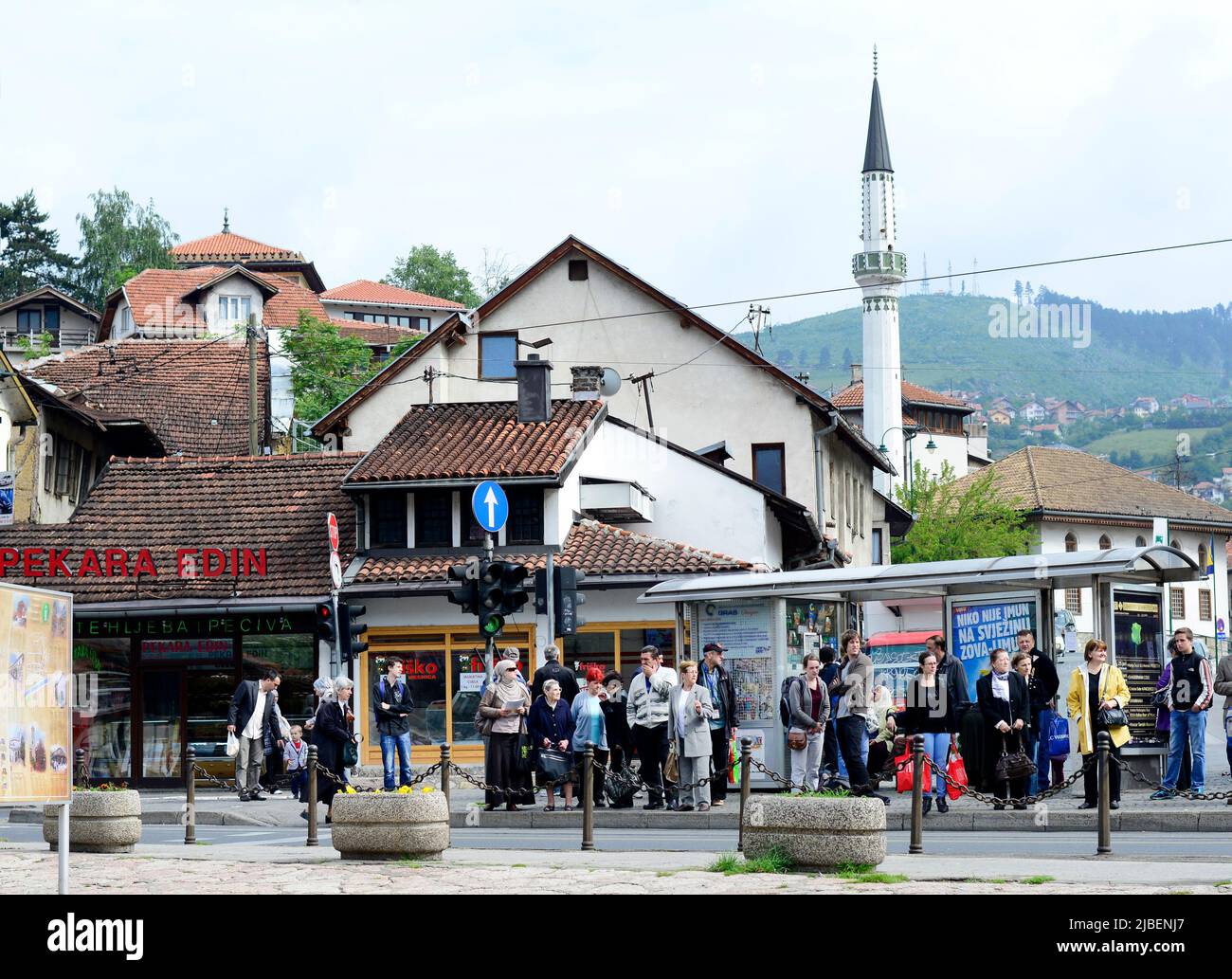Los lugareños esperan el tranvía en la calle Mula Mustafe Bašeskije en Sarajevo, Bosnia y Herzegovina. Foto de stock