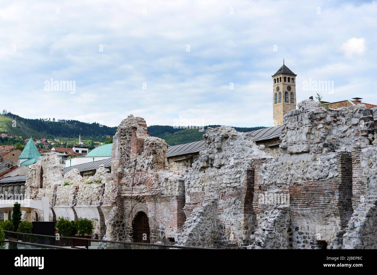Las ruinas históricas de 'Tashlihan', los restos del mercado medieval en la Ciudad Vieja de Sarajevo. Bosnia y Herzegovina. Foto de stock