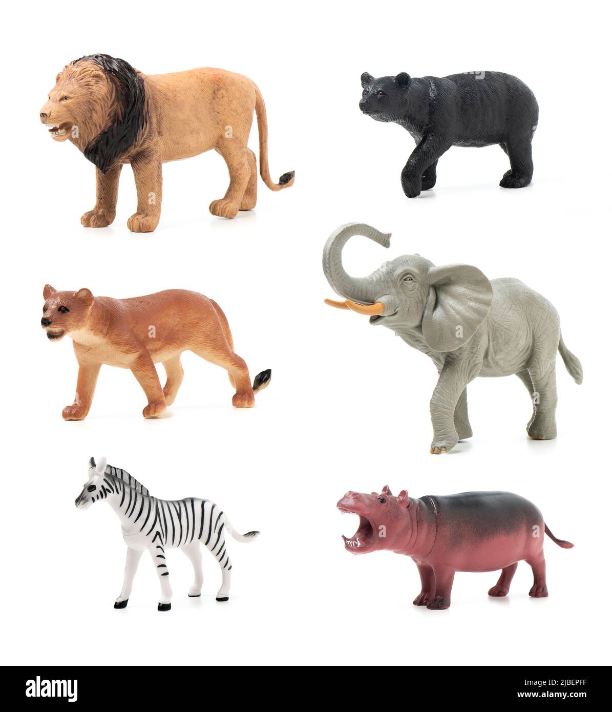 Grupo de animales de la selva juguetes aislados sobre fondo blanco.  Juguetes de animales de plástico Fotografía de stock - Alamy