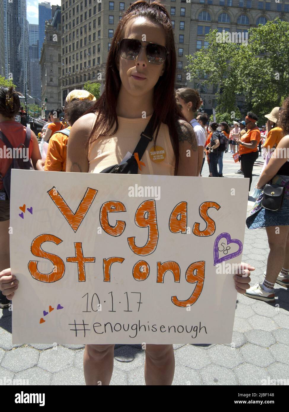 Las mamás demandan acción para el rally del sentido del arma el 4 de junio de 2022 en Foley Square en NYC. Sobreviviente de 2017 disparos en masa en Las Vegas. Foto de stock