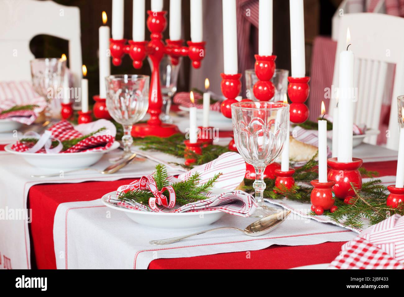 Coloque el lugar en la mesa de comedor para Navidad Foto de stock