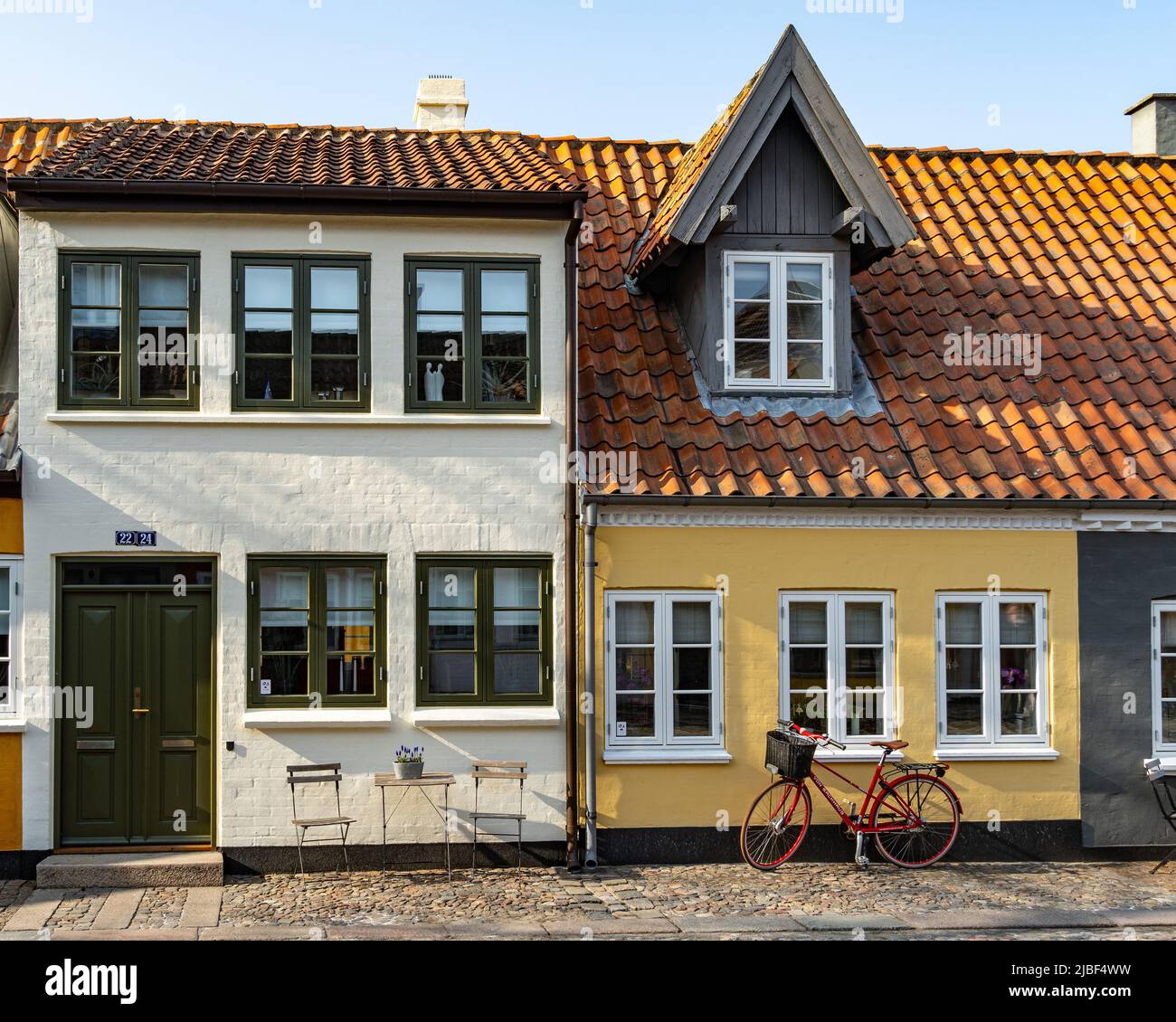 Arquitectura típica de vivienda danesa. Los buhardillas le permiten aprovechar el espacio bajo el techo con ventanas que atrapan el light.Odense, Dinamarca Foto de stock