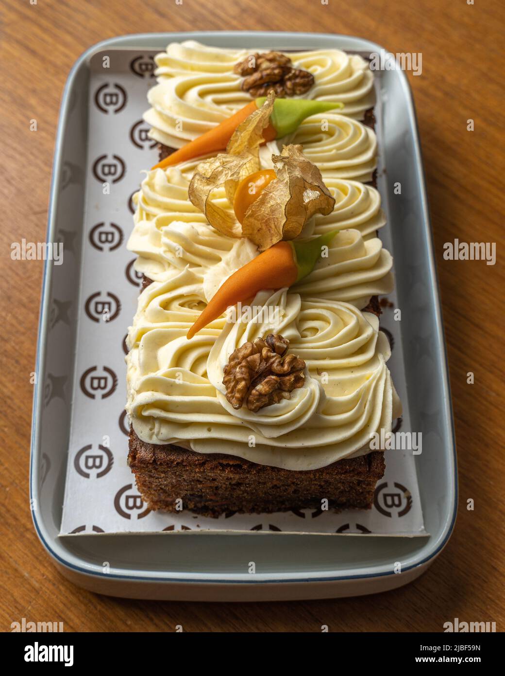 Postre típico del festival danés. Pastel de zanahoria con crema de mantequilla, linterna china, nueces y zanahorias. Assens, Dinamarca, Europa Foto de stock