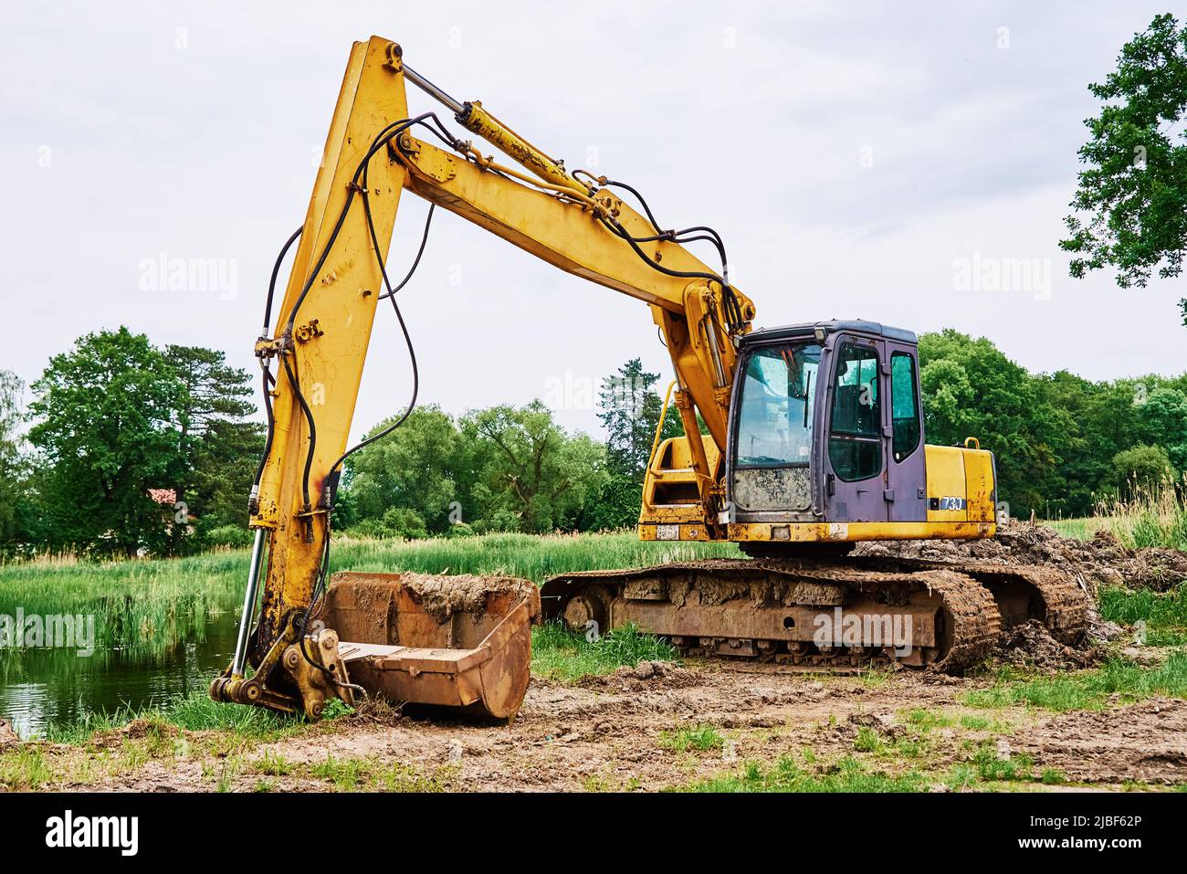 Excavadora amarilla en el sitio de construcción, Máquina de construcción  pesada excavando suelo, Retropala de oruga trabajando en tierra sucia  Fotografía de stock - Alamy