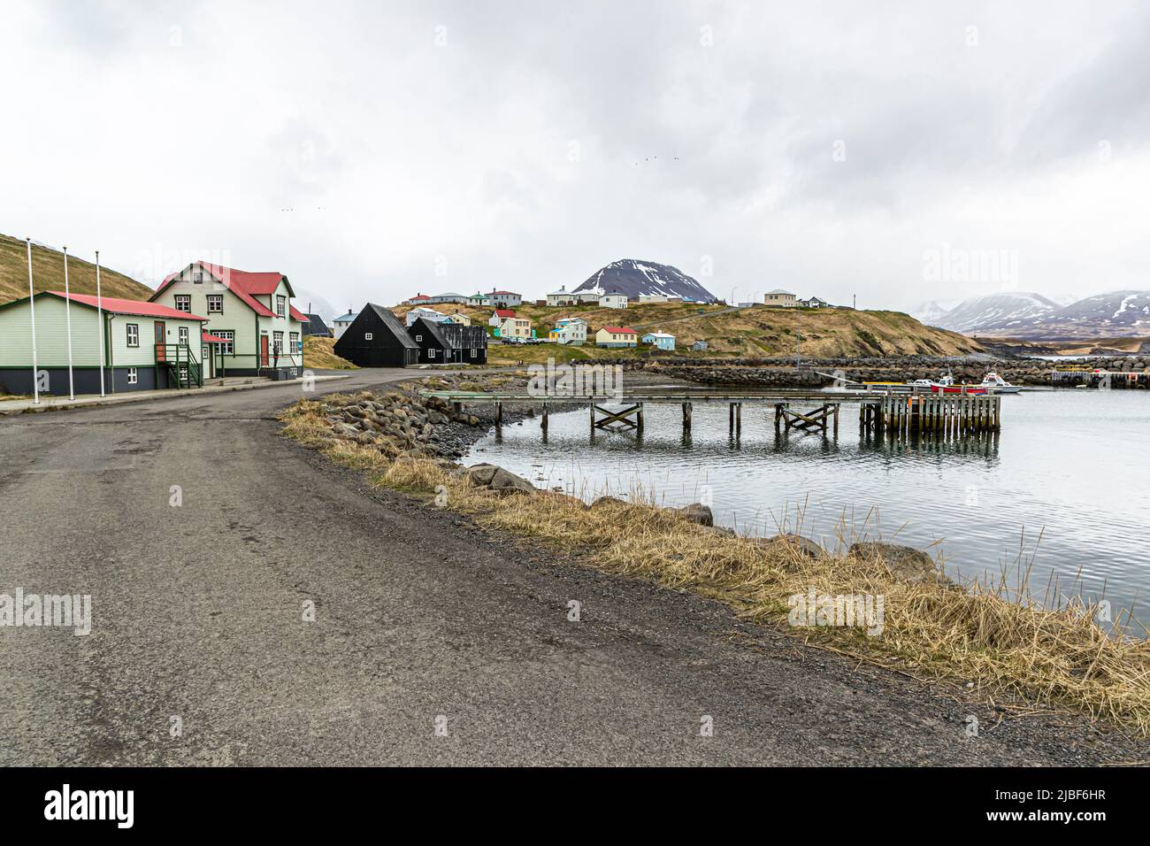 Hofsós es un pequeño pueblo a un costo oriental de Skagafjörður. El pueblo es uno de los puestos comerciales más antiguos del país y la población es de unos 170 habitantes. De aquí 20.000 personas salieron de Islandia entre 1850 y 1914 para hacer una nueva vida en América del Norte Foto de stock