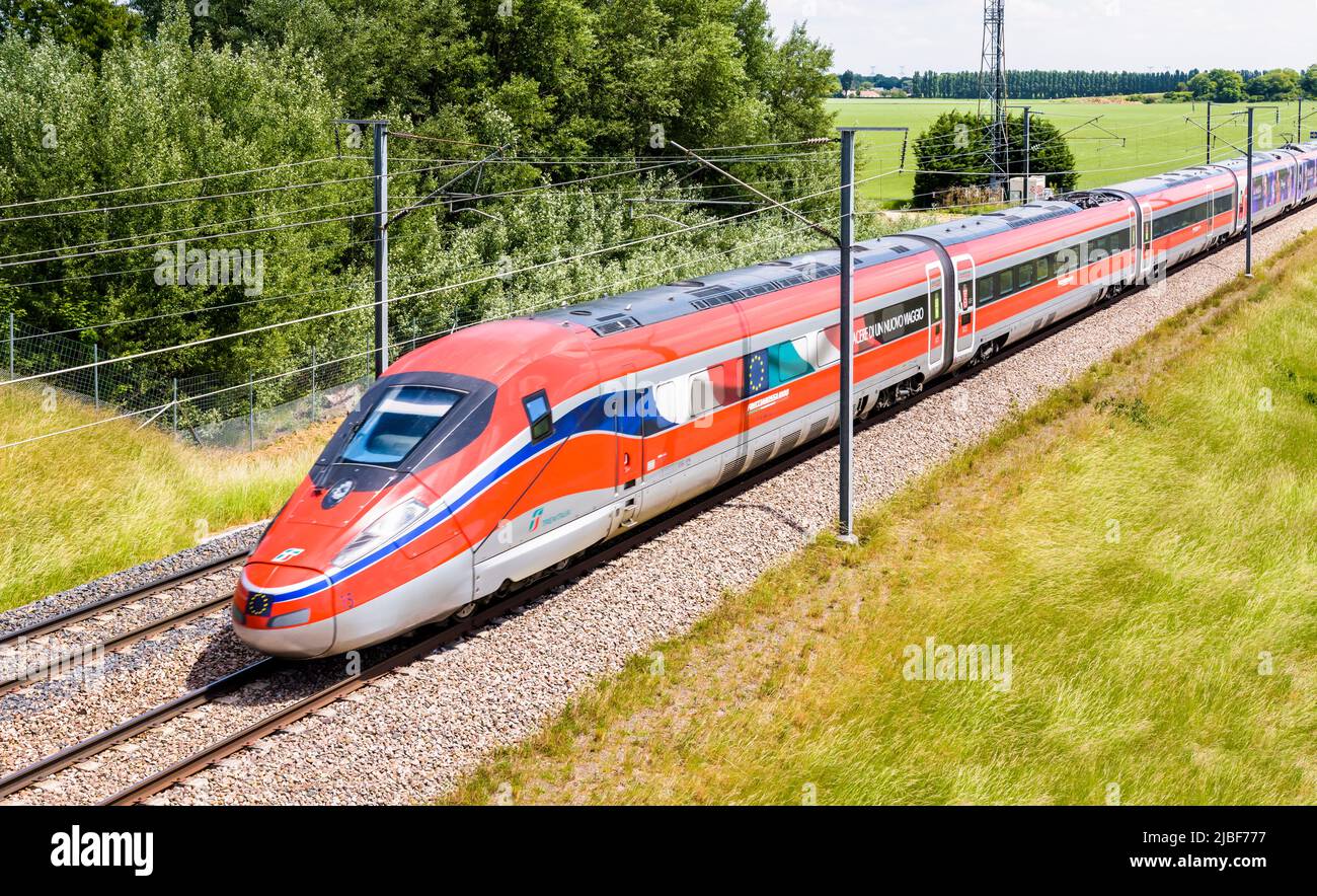 El tren de alta velocidad A Frecciarossa (ETR 1000) de la compañía ferroviaria italiana Trenitalia conduce de Lyon a París en el LGV Sud-Est en el campo. Foto de stock