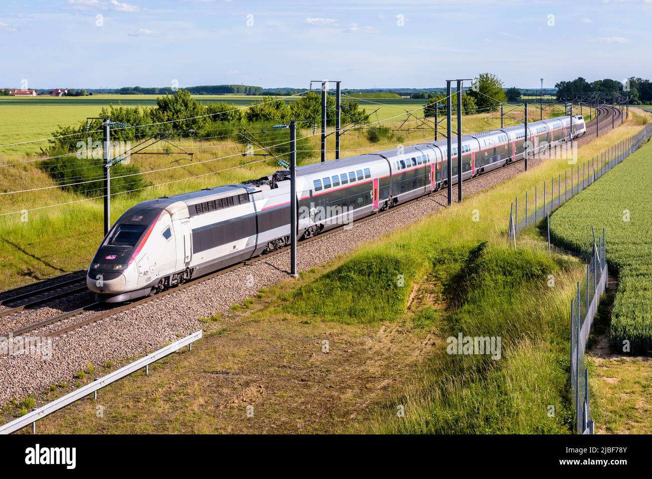 Un tren de alta velocidad TGV Euroduplex inOui de la compañía francesa de trenes SNCF se encuentra en coche a París en el LGV Sud-Est, en el campo. Foto de stock