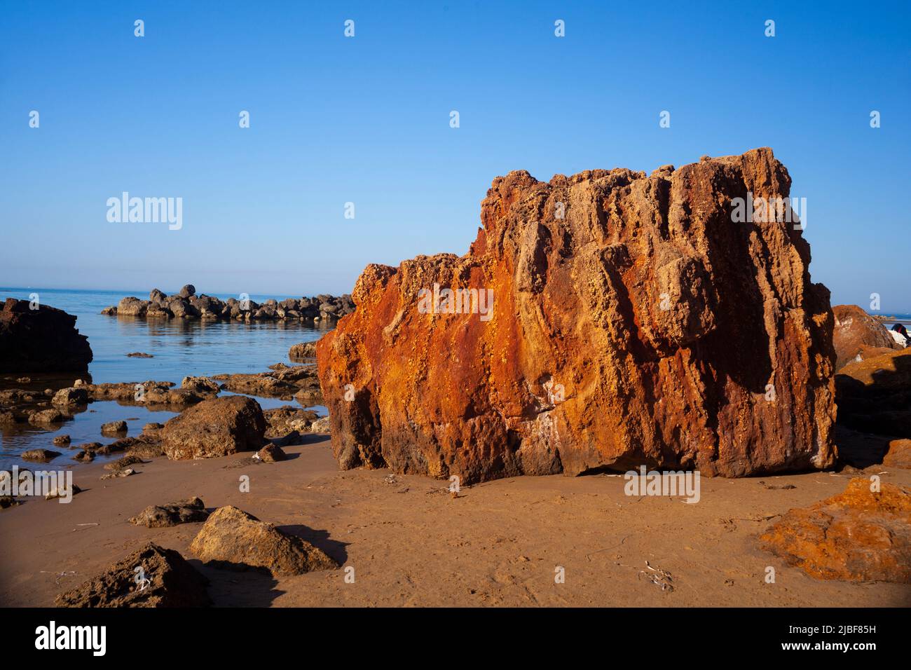 Gran roca en la playa de Capo Rosselló en Realmonte, Agrigento. Sicilia Foto de stock