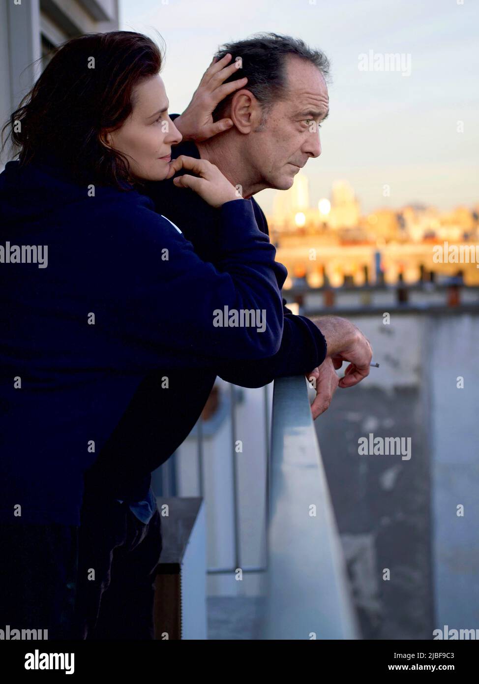 JULIETTE BINOCHE y VINCENT LINDON EN EL FUEGO (2022) -Título original: AVEC AMOUR ET ACHARNEMENT-, dirigida por CLAIRE DENIS. Crédito: Curiosa Films / Álbum Foto de stock