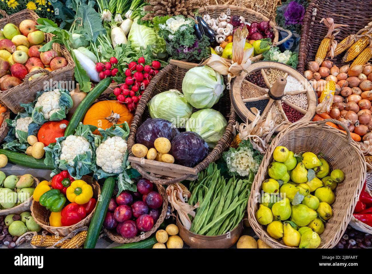 Gran variedad de frutas y verduras para la venta en un mercado Foto de stock