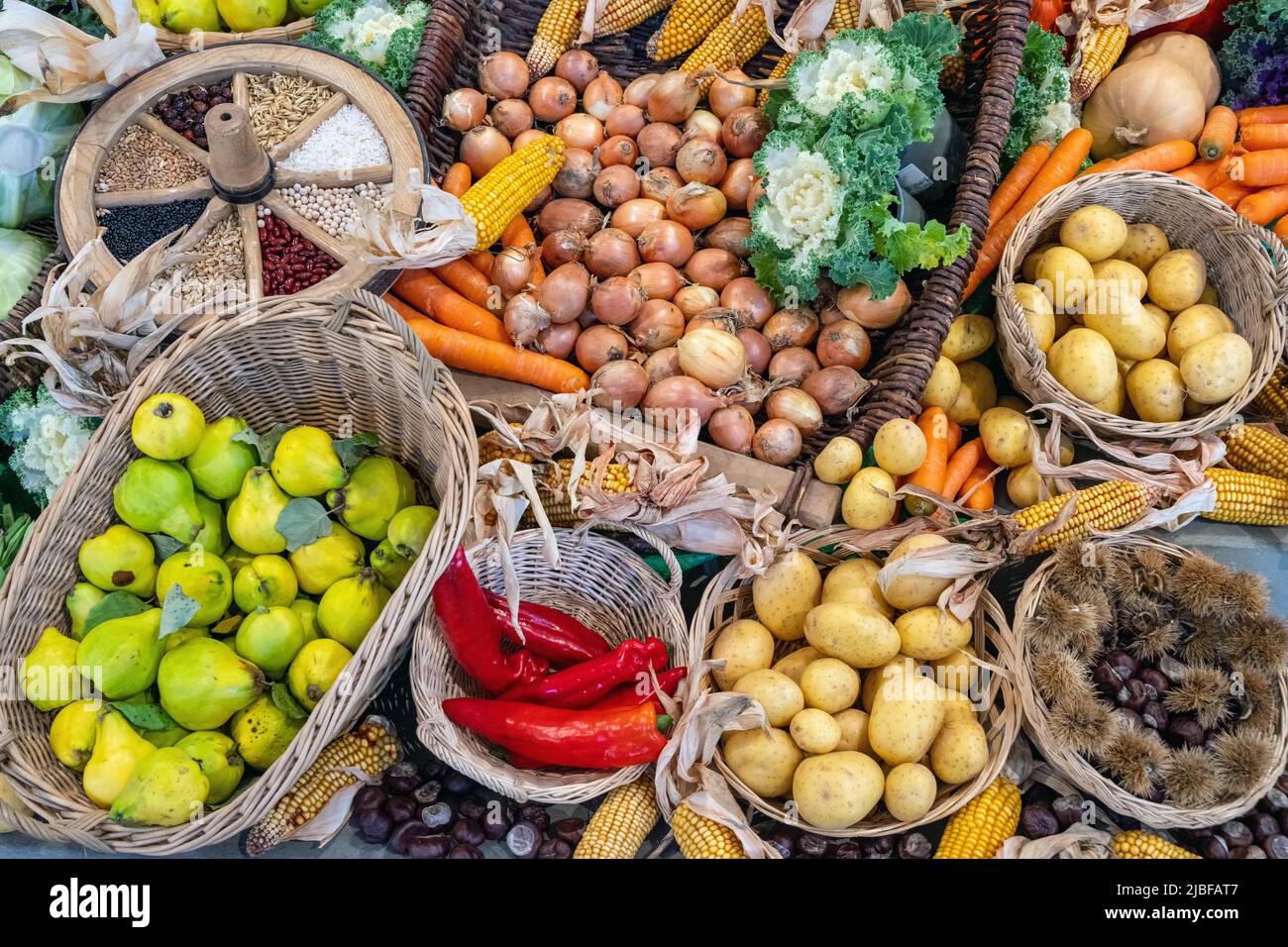 Diferentes tipos de frutas y verduras a la venta en un mercado Foto de stock