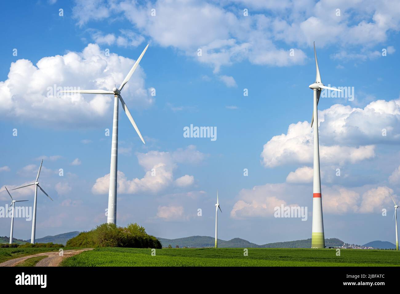 Turbinas eólicas en un hermoso paisaje rural en Alemania Foto de stock