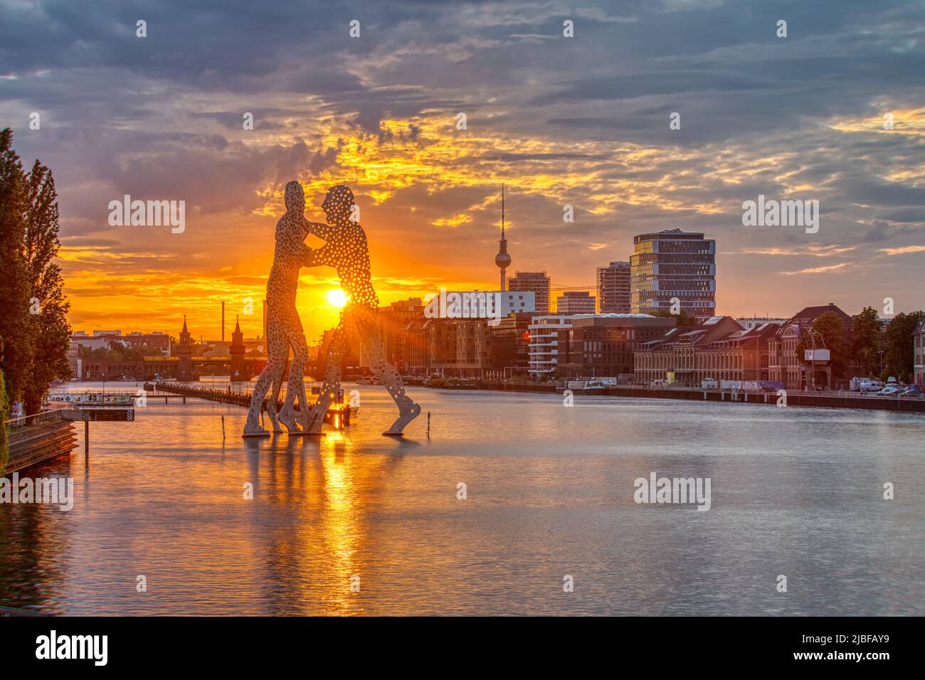 El río Spree en Berlín con la famosa torre de televisión en la distancia justo antes de la puesta de sol Foto de stock