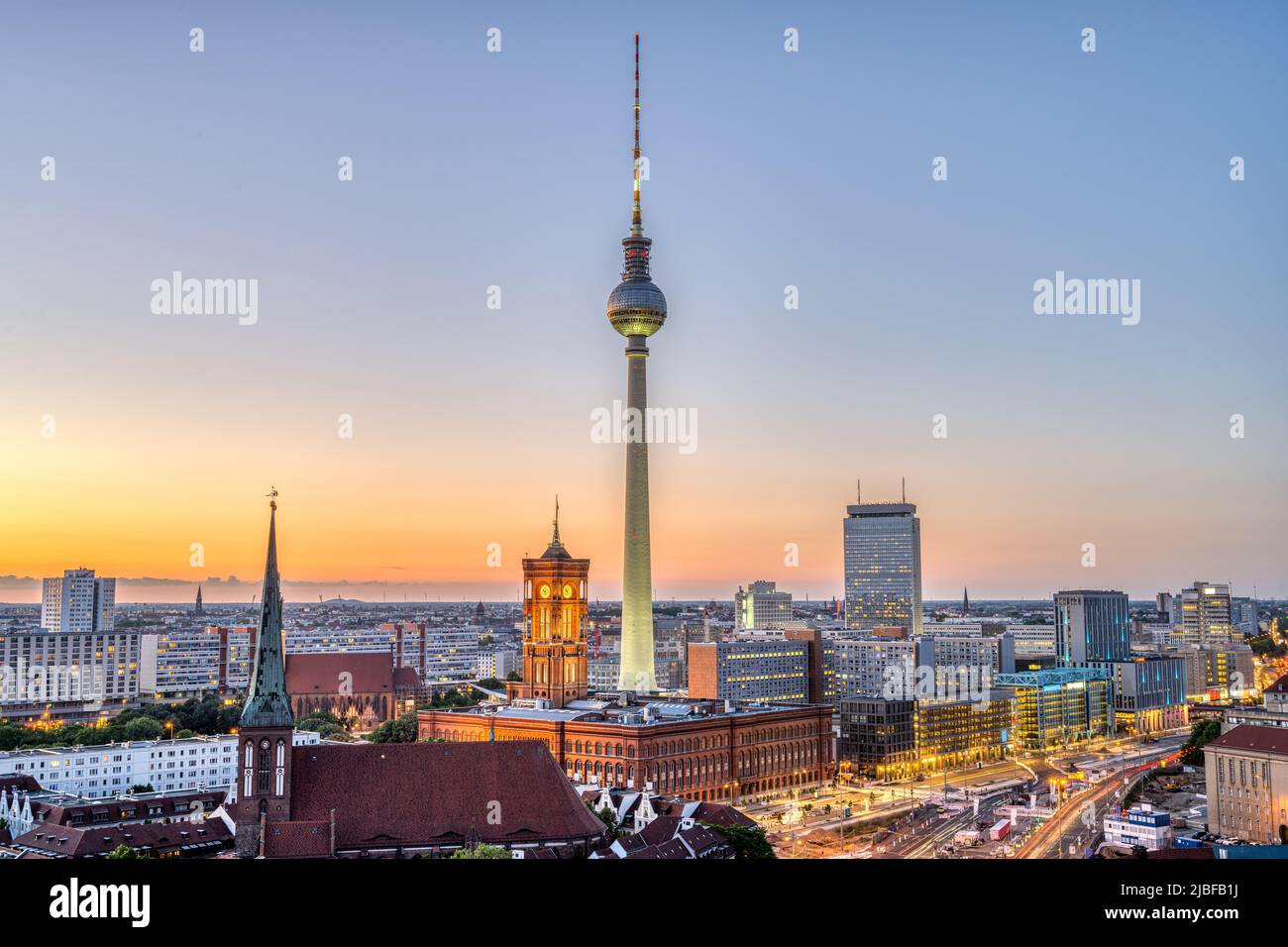 Centro de Berlín después de la puesta de sol con la torre de televisión y el ayuntamiento Foto de stock