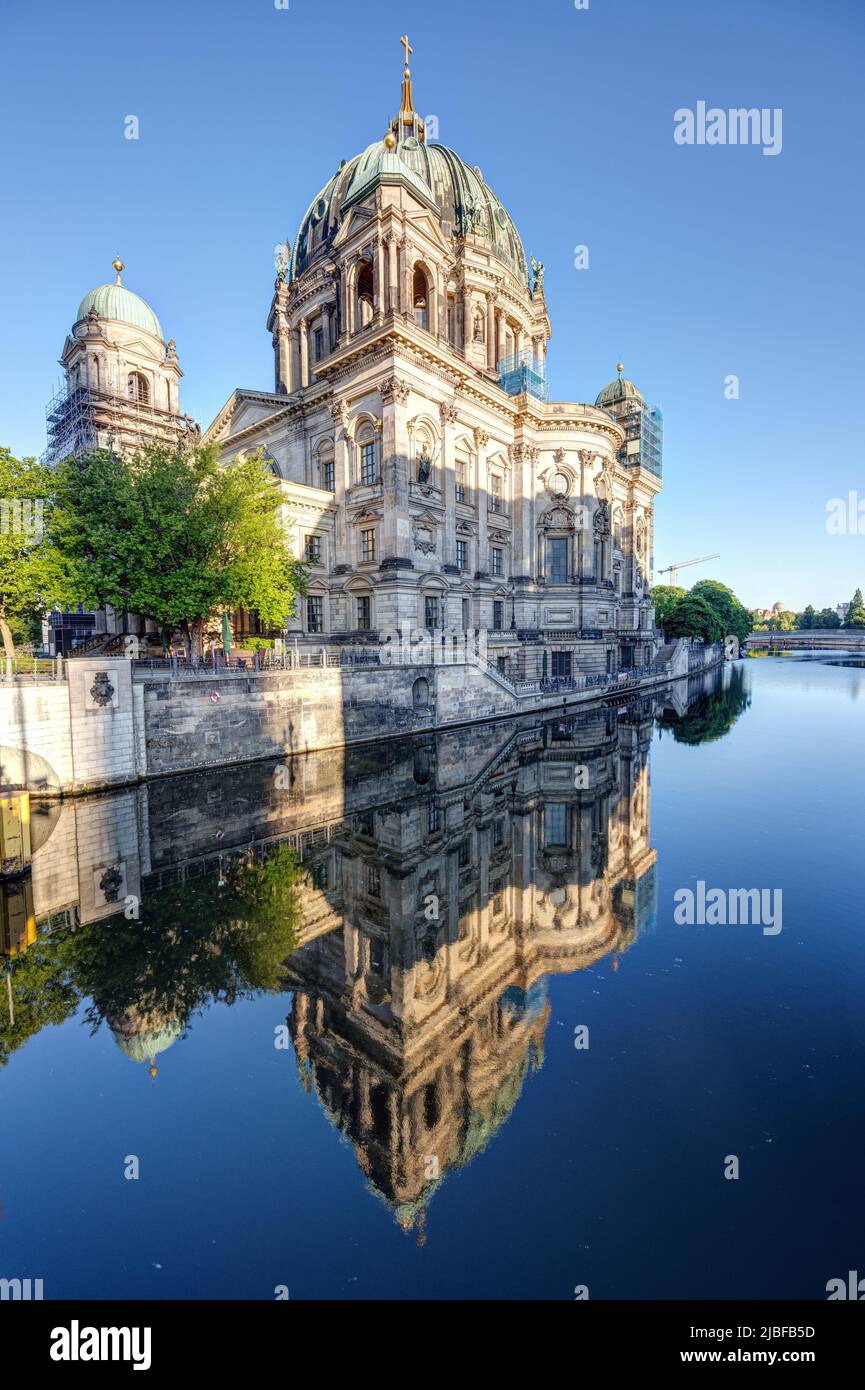 El Berliner Dom y el río Spree en la madrugada Foto de stock