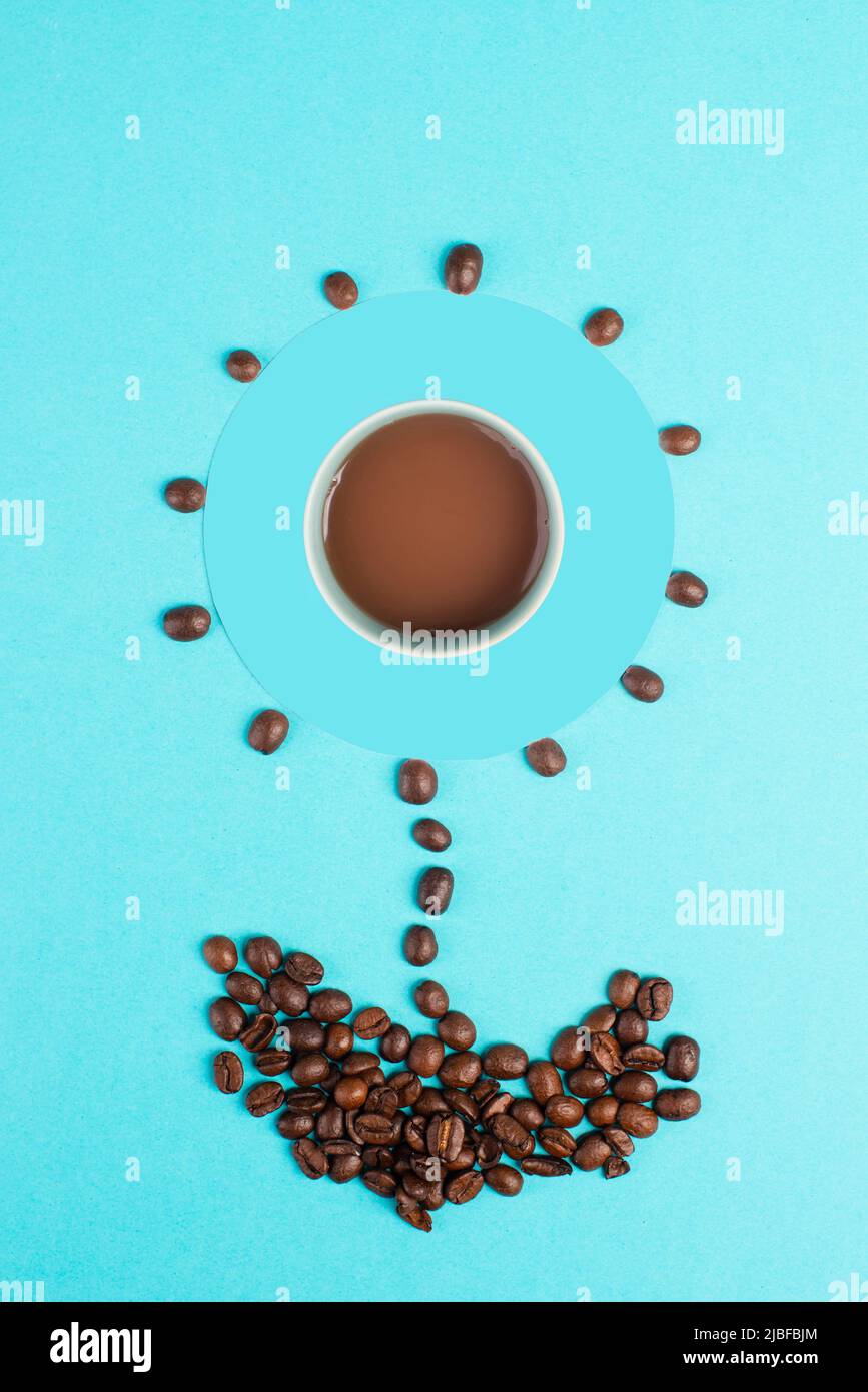 Flor hecha con granos de café, espresso en el medio, Buenos días, cafeína  para el desayuno, bebida caliente Fotografía de stock - Alamy