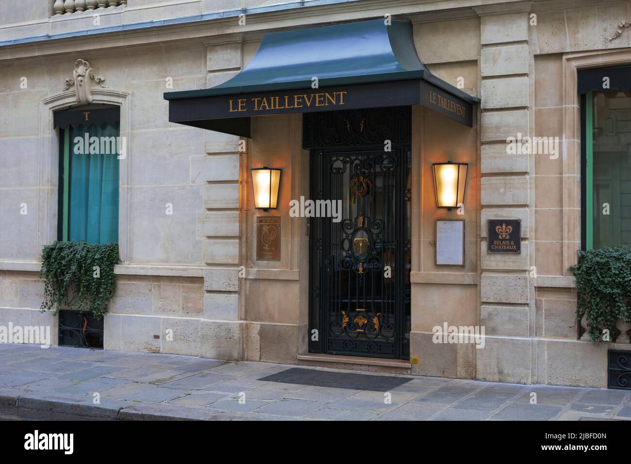 Fuera de Le Taillevent (2 x Michelin Star restaurante), París, Francia Foto de stock