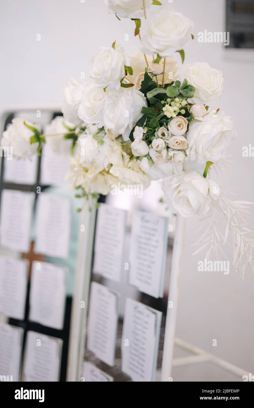 Ramo de boda en el restaurante sobre la mesa. Flores blancas. Elemento de decoración en el restaurante. Decoración en la boda. Hermoso y elegante Fotografía de stock - Alamy Ramo de boda en el restaurante sobre la mesa. Flores blancas. Elemento de decoración en el restaurante. Decoración en la boda. Hermoso y elegante Fotografía de stock - Alamy
