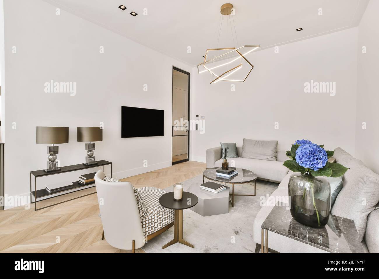Salón interior con un cómodo sofá, silla mecedora y suaves almohadas  Fotografía de stock - Alamy