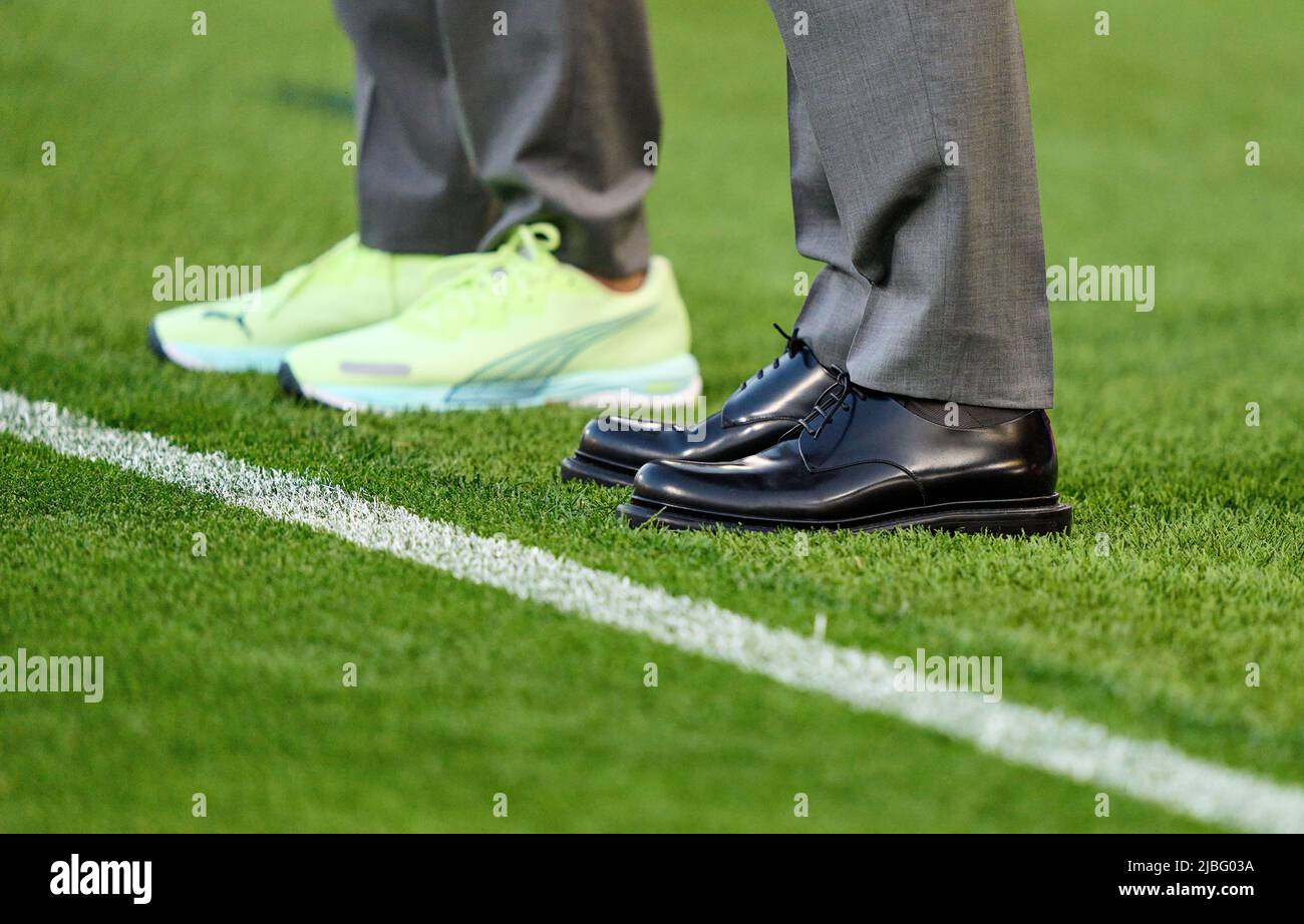 Elegantes zapatos de negocios y calzado deportivo en el partido de la Liga de las Naciones de la UEFA 2022 ITALIA - ALEMANIA 1-1 en la temporada 2022/2023 el 04 de junio de 2022 en Bolonia, Italia. © Peter Schatz / Alamy Live News Foto de stock